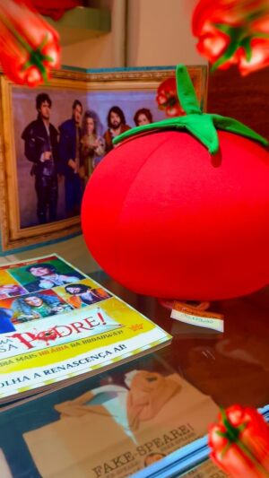 Laila Garin Instagram - 🍅 ESTREAMOS NO RIO! A podridão do nosso grande musical (olha aí, Nick do Rego Soutto!) foi cheia de muito omelete, cariocas e aplausos pro nosso elenco de milhões (de ovos)!

🍳 Numa temporada CURTÍSSIMA aqui no @teatrocasangrande, queremos saber de você: quando você vem conferir Nick, Nigel e o Grande Bardo? 

🎟️ Garanta seu ingresso hoje pela @eventim ou pela bilheteria do Teatro Casagrande! 

#algumacoisapodre #musicalpodre #somethingrotten #lailagarin #marcosveras #georgesauma #qendellbendelack #teatrorio #teatrocasagrande