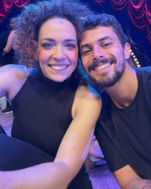 Laila Garin Instagram - Registros de uma noite  linda ❤️

Meu agradecimento a todos que estiveram presentes e fizeram parte do show Laila Garin canta Elis.

Nossos produtores e amigos @hildodeassis @apaula_gomes @hassisproducoes
Minhas parceiras @claudiaelizeu na maestria, nos arranjos, na direção musical e no piano e @thaisferreiracello no cello 
Make: @keilamake_santos e diretora de fotos haha 
stylist: @castanheiras esse vestido lindo: @apartamento03
Desenho de Som: @Pauloaltafim
Desenho de Luz : Rafael Maia

Obrigada também a  @msiman @aventurateatros pela parceria de sempre.

E obrigada @mari_lopesmendes e @sollesproducoes ❤️❤️❤️

Ainda tivemos a honra de  receber @chicobatera1 baterista de Elis

Foi lindo ✨

#LailaGarin #LailaGarinCantaElis #EspaçoEcoVillaRiHappy #TeatroTomJobim