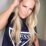 Laila Bagge Instagram - Advertising @kolai.se Ju äldre jag blir så känner jag att det är extra viktigt med rätt krämer och serum för att kunna behålla och vårda det man har och bibehålla elasticiteten i huden. Vårat Ansiktsserum med antiage-egenskaper, är en favorit då den också fungerar som ögonkräm och man kan återfukta huden med den även om man har smink på sig, genom att försiktigt badda på krämen i ansiktet. Den Innehåller antioxidanter, E-vitamin, Argan olja, Provitamin A, D-Panthenol och Folsyra. Älskar detta serum då den ger ansiktet en boost och leder till att fina linjer och rynkor reduceras ❤️ är grym tillsammans med Dag och nattkrämen! Applicera på ansikte och hals morgon och kväll innan du applicerar dag- eller nattkrämen. Den är Parfymfri och såklart 100% Vegan! ❤️ Det är också roligt att så många av våra kunder ser en skillnad när dom använt sig av våran anti- age serie! Ni hittar den på @kolai.se eller @apoteket @apotekhjartat @kronansapotek