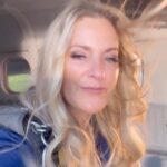 Laila Bagge Instagram - Spännande söndag jag och @radioroger spelade in en reklamfilm för @rixmorronzoo 🤗 hänga i linor och ”hoppa fallskärm ” i 10 timmar känns som en helt vanlig söndag 🎉 hur var er söndag?