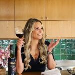 Laila Bagge Instagram - Reklam för Ruby zin. Då har jag tagit nya bilder på mig och mitt eget vin! Vi har uppdaterat designen men det är fortfarande samma motiv. När jag började min vinresa för flera år sedan kunde jag aldrig drömma om att det skulle bli så bra som det blev. Nu med facit i handen är jag stolt över att vara en av dom första på svenska marknaden som tagit fram ett rödvin med en lägre halt av histamin, och en mindre tanninhalt som hos vissa människor annars framkallar en migränliknande huvudvärk, rinnande näsa, nysningar och rodnad. Ruby zin hittas på Systembolaget och kostar 109 kr druvor Zinfandel och Ruby Cabernet. Den har en bärig, mycket mjuk smak med inslag av blåbär, hallon, örter och vanilj. Passar till rätter av fläsk- eller lammkött, till kyckling eller som ett buffévin.