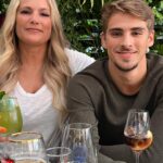 Laila Bagge Instagram - Grattis på 20 årsdagen 🎂 @liampitts03 ❤️ så stolt över dig, och den personen du blivit, fortsätt vara den du är och gå din väg, och kämpa, kriga för dom målen du vill uppnå, för det är bara du som bestämmer hur din väg i livet ska se ut! Följ inte strömmen, tänk utanför ramarna och kriga för det du brinner för ( and always speak your mind) ❤️ älskar dig