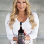 Laila Bagge Instagram - Reklam för Ruby zin! Så glad att äntligen få visa den uppdaterade designen på mitt vin, är även stolt över att vara en av dom första i Sverige som gjort ett rödvin med mindre histamin och tanniner som hos somliga annars kan framkalla en migränliknande huvudvärk, rinnande näsa, nysningar och rodnad redan efter ett glas. Druva zinfandel och Ruby cabernet, är veganskt och från Kalifornien. Bärig smak med inslag av björnbär, örter, skogshallon, blåbär och sötlakrits. Finns på systemet länk i min story kostar 109kr ❤️