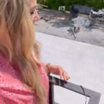 Laila Bagge Instagram - Idag mår jag prima så jag tänkte ge er lite uppdatering kring våran ”drömkåk” svartmöglet är borta och nu jobbar vi på utsidan av huset. In och följ @lailashusochinredning så ser ni vad vi håller på med! Ni får gärna rösta fram vilken kantsten som vi ska ha runt poolen, ni hittar det inlägget i storyn på @lailashusochinredning så in och hjälp mig och Korosh att välja Sten ❤️