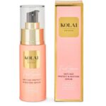 Laila Bagge Instagram - Advertising @kolai.se Ju äldre jag blir så känner jag att det är extra viktigt med rätt krämer och serum för att kunna behålla och vårda det man har och bibehålla elasticiteten i huden. Vårat Ansiktsserum med antiage-egenskaper, är en favorit då den också fungerar som ögonkräm och man kan återfukta huden med den även om man har smink på sig, genom att försiktigt badda på krämen i ansiktet. Den Innehåller antioxidanter, E-vitamin, Argan olja, Provitamin A, D-Panthenol och Folsyra. Älskar detta serum då den ger ansiktet en boost och leder till att fina linjer och rynkor reduceras ❤️ är grym tillsammans med Dag och nattkrämen! Applicera på ansikte och hals morgon och kväll innan du applicerar dag- eller nattkrämen. Den är Parfymfri och såklart 100% Vegan! ❤️ Det är också roligt att så många av våra kunder ser en skillnad när dom använt sig av våran anti- age serie! Ni hittar den på @kolai.se eller @apoteket @apotekhjartat @kronansapotek