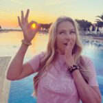 Laila Bagge Instagram - Reklam för @apollosverige Vi har ju åkt till Limnos i Grekland tillsammans med @rixmorronzoo och massa lyssnare! Det är fantastiskt här, Limnos är en liten ö som är pittoresk med små bakgator och en liten hamn! Vi bor på @portomyrinabyplayitas ett träningshotell som erbjuder allt från paddel, gym, vattengympa och olika träningspass! Det finns flera utflykter man kan göra, allt från att se flamingos till grottor och små byar! @apollosverige @apollosports @portomyrinabyplayitas