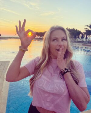 Laila Bagge Instagram - Reklam för @apollosverige  Vi har ju åkt till Limnos i Grekland tillsammans med @rixmorronzoo och massa lyssnare! Det är fantastiskt här, Limnos är en liten ö som är pittoresk med små bakgator och en liten hamn! Vi bor på @portomyrinabyplayitas ett träningshotell som erbjuder allt från paddel, gym, vattengympa och olika träningspass! Det finns flera utflykter man kan göra, allt från att se flamingos till grottor och små byar! @apollosverige @apollosports @portomyrinabyplayitas