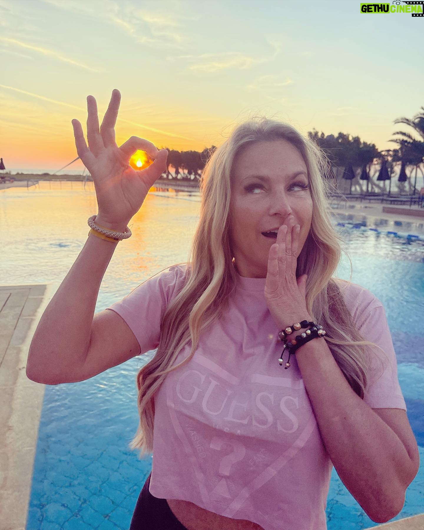 Laila Bagge - 6.4K Likes - Reklam för @apollosverige Vi har ju åkt till Limnos i Grekland tillsammans med @rixmorronzoo och massa lyssnare! Det är fantastiskt här, Limnos är en liten ö som är pittoresk med små bakgator och en liten hamn! Vi bor på @portomyrinabyplayitas ett träningshotell som erbjuder allt från paddel, gym, vattengympa och olika träningspass! Det finns flera utflykter man kan göra, allt från att se flamingos till grottor och små byar! @apollosverige @apollosports @portomyrinabyplayitas