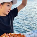 Laila Bagge Instagram - Reklam för @apollosverige Vi har ju åkt till Limnos i Grekland tillsammans med @rixmorronzoo och massa lyssnare! Det är fantastiskt här, Limnos är en liten ö som är pittoresk med små bakgator och en liten hamn! Vi bor på @portomyrinabyplayitas ett träningshotell som erbjuder allt från paddel, gym, vattengympa och olika träningspass! Det finns flera utflykter man kan göra, allt från att se flamingos till grottor och små byar! @apollosverige @apollosports @portomyrinabyplayitas