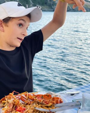 Laila Bagge Instagram - Reklam för @apollosverige  Vi har ju åkt till Limnos i Grekland tillsammans med @rixmorronzoo och massa lyssnare! Det är fantastiskt här, Limnos är en liten ö som är pittoresk med små bakgator och en liten hamn! Vi bor på @portomyrinabyplayitas ett träningshotell som erbjuder allt från paddel, gym, vattengympa och olika träningspass! Det finns flera utflykter man kan göra, allt från att se flamingos till grottor och små byar! @apollosverige @apollosports @portomyrinabyplayitas