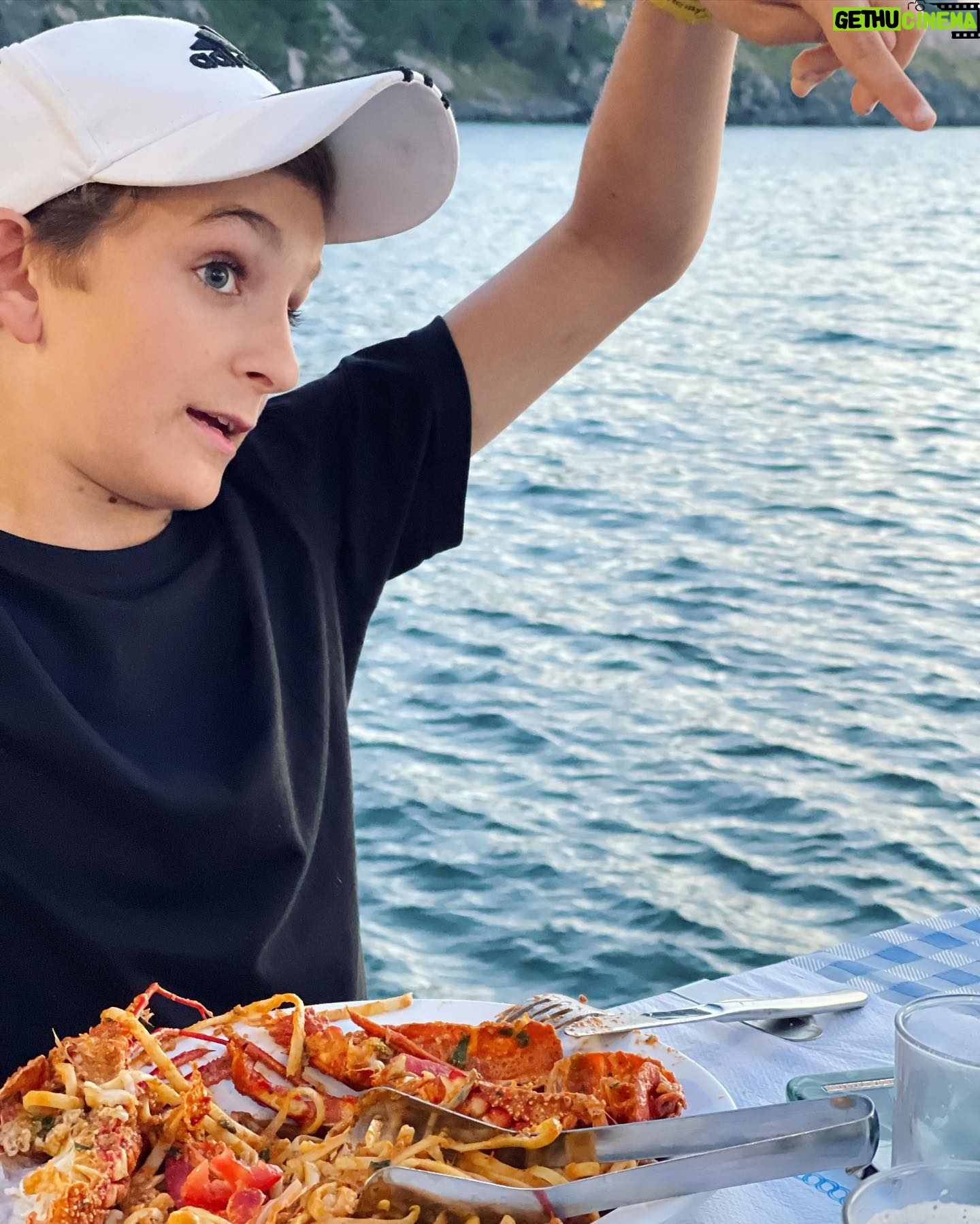 Laila Bagge - 6.4K Likes - Reklam för @apollosverige Vi har ju åkt till Limnos i Grekland tillsammans med @rixmorronzoo och massa lyssnare! Det är fantastiskt här, Limnos är en liten ö som är pittoresk med små bakgator och en liten hamn! Vi bor på @portomyrinabyplayitas ett träningshotell som erbjuder allt från paddel, gym, vattengympa och olika träningspass! Det finns flera utflykter man kan göra, allt från att se flamingos till grottor och små byar! @apollosverige @apollosports @portomyrinabyplayitas