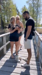 Laila Bagge Instagram - Någon som kommer ihåg scenen i Dirty dancing? 😂 Var ju tvungen att testa men jag lyckades tyvärr inte få med mig @koroshkananian som danspartner 😎