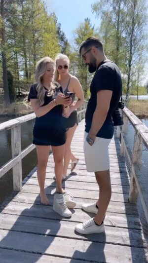 Laila Bagge Instagram - Någon som kommer ihåg scenen i Dirty dancing? 😂 Var ju tvungen att testa men jag lyckades tyvärr inte få med mig @koroshkananian som danspartner 😎