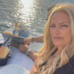 Laila Bagge Instagram - Reklam för @apollosverige Vi har ju åkt till Limnos i Grekland tillsammans med @rixmorronzoo och massa lyssnare! Det är fantastiskt här, Limnos är en liten ö som är pittoresk med små bakgator och en liten hamn! Vi bor på @portomyrinabyplayitas ett träningshotell som erbjuder allt från paddel, gym, vattengympa och olika träningspass! Det finns flera utflykter man kan göra, allt från att se flamingos till grottor och små byar! @apollosverige @apollosports @portomyrinabyplayitas