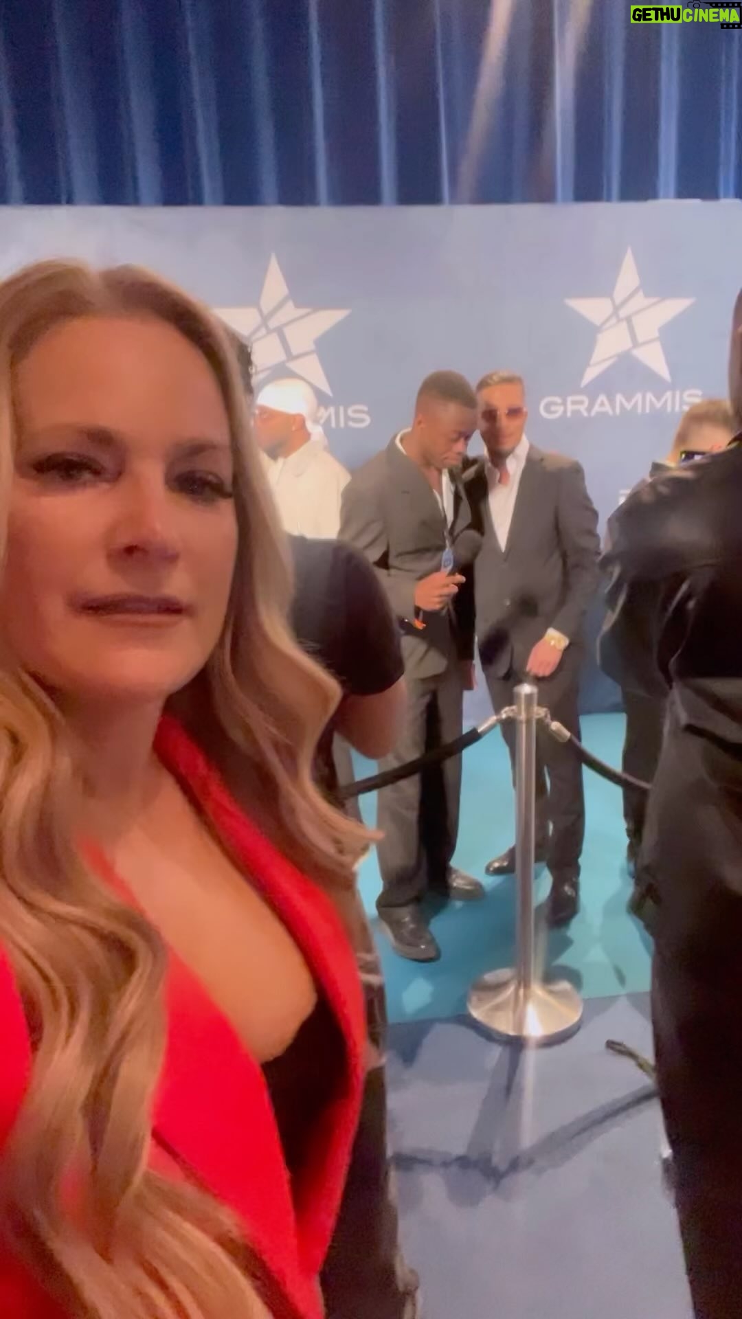 Laila Bagge Instagram - En liten inblick från gårdagens Grammisgala 📀📀📀