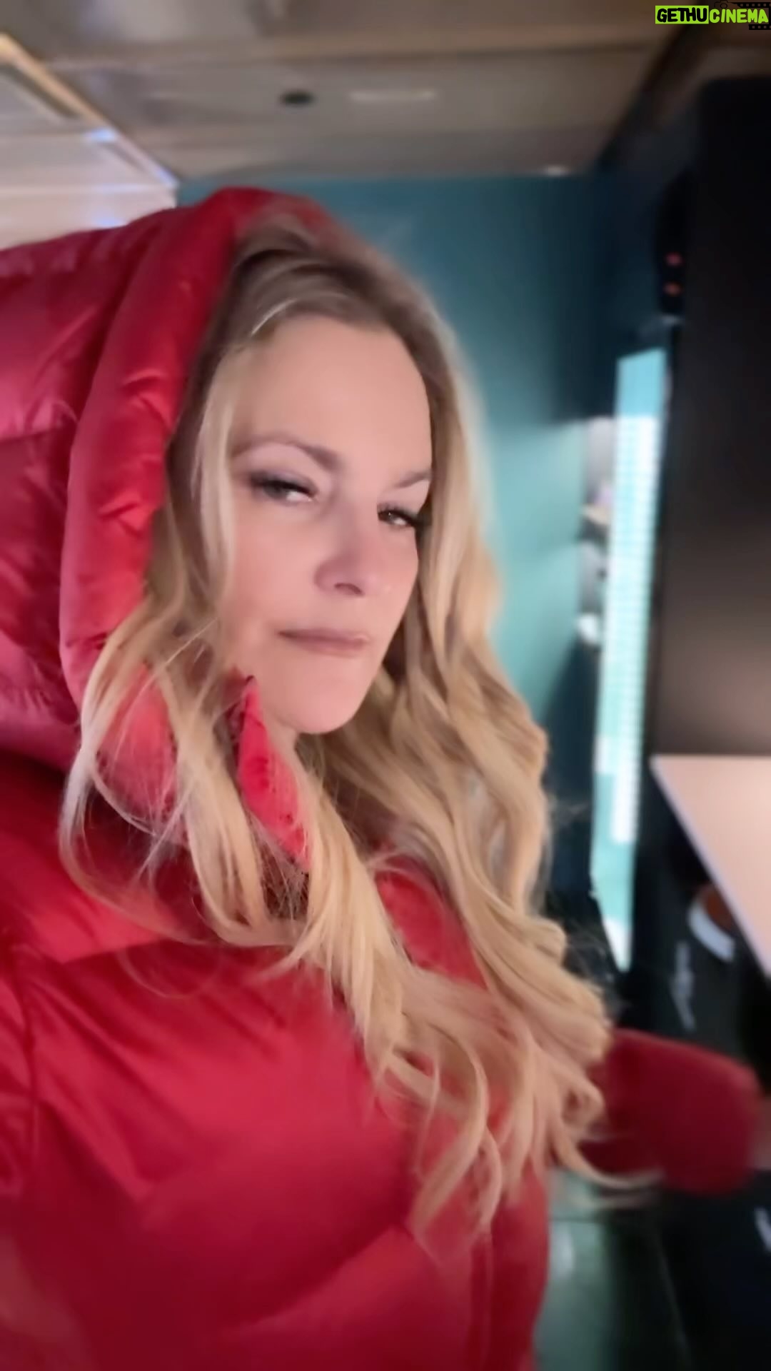 Laila Bagge Instagram - Är det något som väcker gamla minnen från förr, så är det inspelningsstudios! Där har man varit en hel del själv när man var artist och skrev låtar! ❤️ @spotifysweden