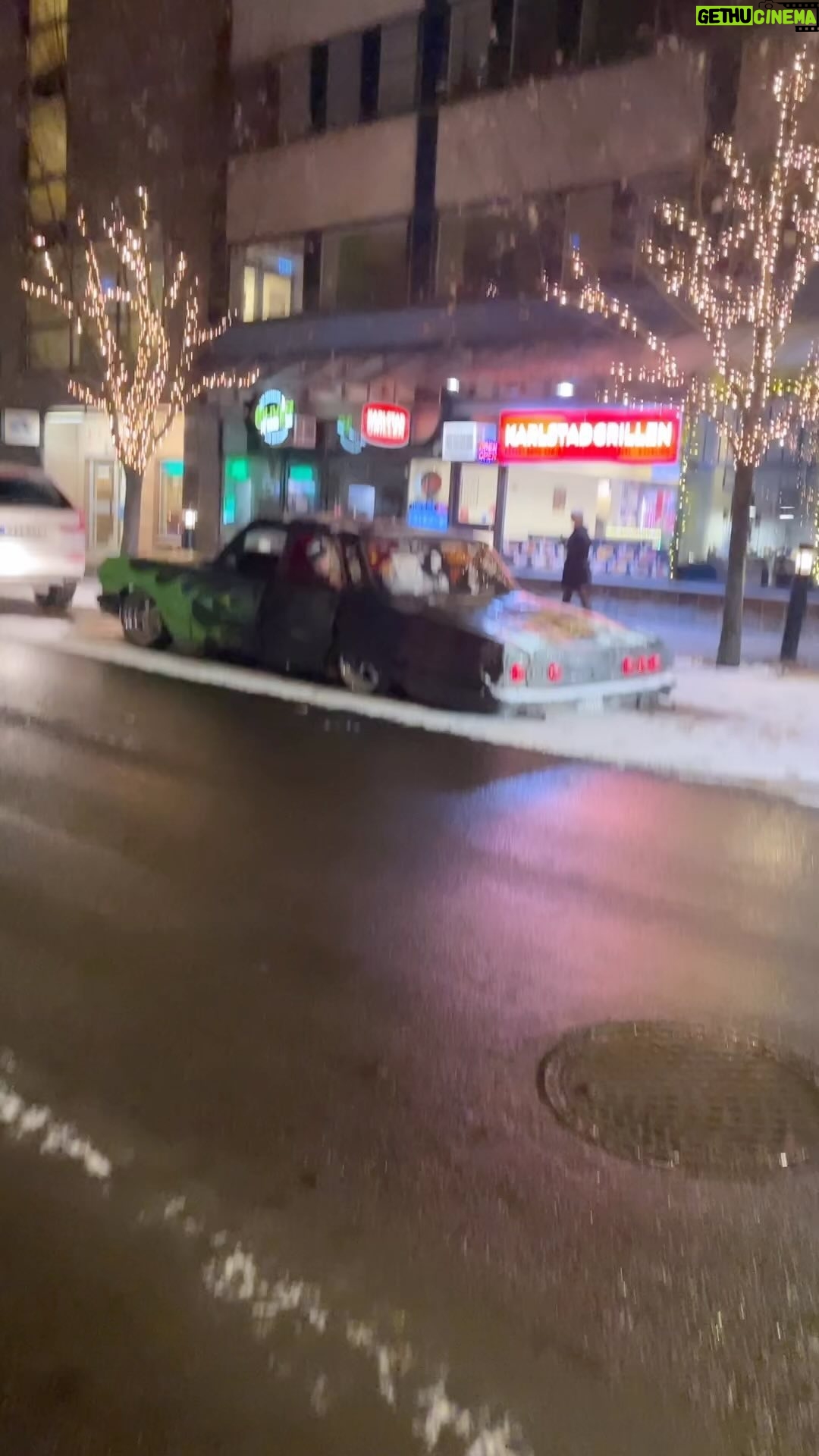 Laila Bagge - 27.8K Likes - På vift i Karlstad och träffade på detta sköna gäng med sin roliga raggarbil, då vet man att man är i Karlstad! Älskar det 😍 ( jag hade lätt åkt med om jag fått med mig min andra hälft) 😂