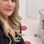 Laila Bagge Instagram - Reklam för @pedicaresverige För första gången har det kommit en svensktillverkad serie för fotvård! Jag har fått chansen att testa den och jag kan bara säga att jag älskar den! Jag får lätt torra fötter framförallt på vintern, men dessa krämer hjälper verkligen och fötterna blir lena och sprickor försvinner. För att få bästa effekt så ska du ta ett fotbad först och sedan fila fötterna för att sedan smörja in dom med din favorit kräm! Jag har valt ut två av mina favoriter från Pedicare som jag använder mest under vintern. Det är Intensiv Fotkur Natt Kostar 98kr och Fotelixiret för 129kr som hittas på apoteket.se, kronansapotek, apoteket hjärtat! Varför dom är så bra kan ni se i videon ovan ❤️ @fotcompaniet