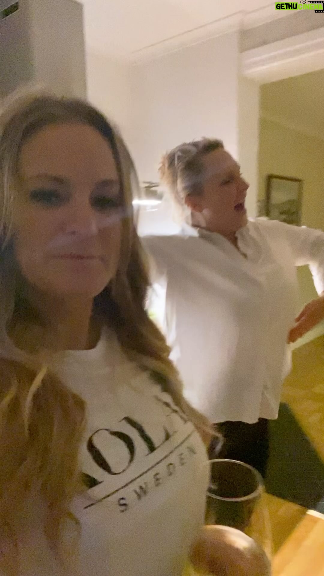 Laila Bagge - 6.3K Likes - Det var världs syskondagen igår och alla har ju det där ”speciella ” syskonet, det roliga är att vi alla är det där ” speciella ”syskonet 😂 Så detta får bli en hyllning till mina syskon @lindacahling @jonast2 @cahling01 @joakimcahling ❤️😂