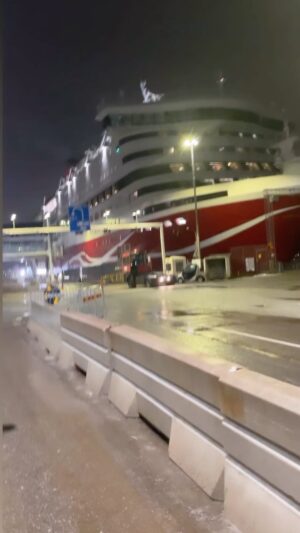 Laila Bagge Instagram - Skulle filma för tv på Viking Line, och tyvärr är jag dålig på att beräkna rusningstrafiken. Det tog över 1 timme att åka från Lidingö till slussen. Båten skulle gå kl 17 och vi kom fram kl 16.58. Båten hade lossat tamparna och stängt ombordstigningen. Men vi fick gå in gods ingången. 😅 Och båten lämnade 17.02 så tusen tack 🙏 för att vi fick komma ombord ❤️