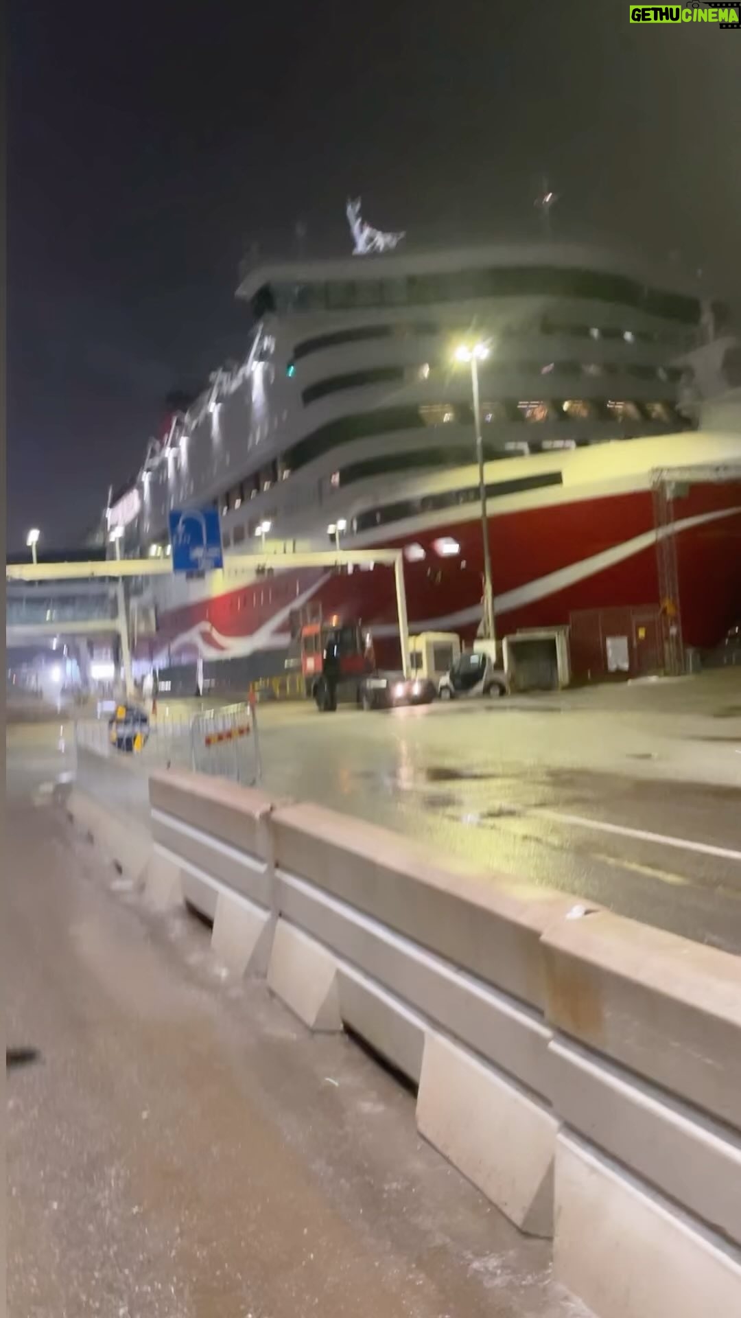 Laila Bagge - 12.2K Likes - Skulle filma för tv på Viking Line, och tyvärr är jag dålig på att beräkna rusningstrafiken. Det tog över 1 timme att åka från Lidingö till slussen. Båten skulle gå kl 17 och vi kom fram kl 16.58. Båten hade lossat tamparna och stängt ombordstigningen. Men vi fick gå in gods ingången. 😅 Och båten lämnade 17.02 så tusen tack 🙏 för att vi fick komma ombord ❤️