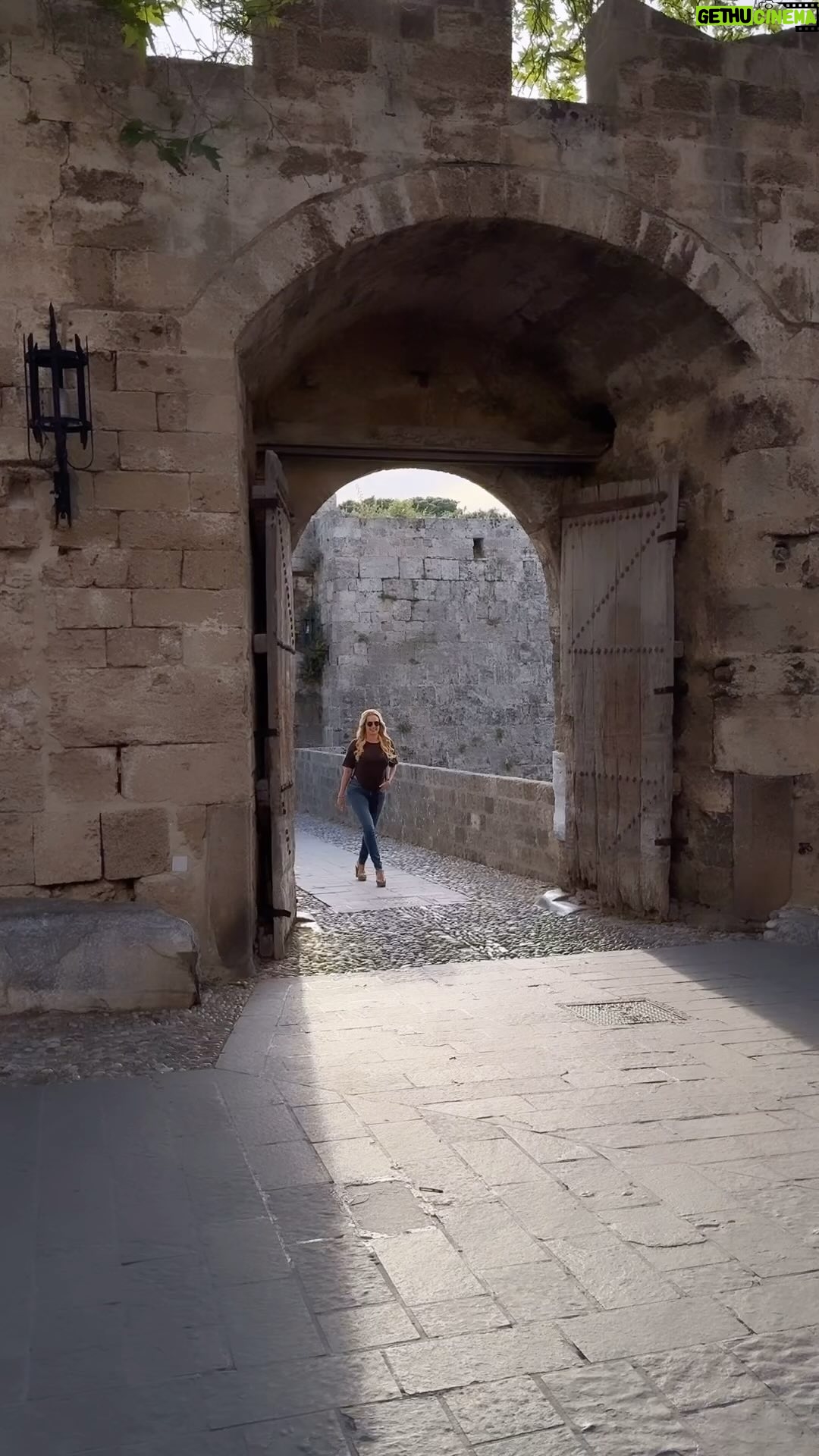 Laila Bagge Instagram - Gamla stan & Lindos đ tvĂ„ platser jag starkt rekommenderar att besöka!