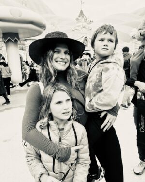 Lake Bell Instagram - Adventure & wonder & fart jokes. What could be better @unistudios ? Thanks for hosting me & my friends/family loved #supernintendoworld & @secretlifeofpets ride OF COURSE! #chloethecat #ad