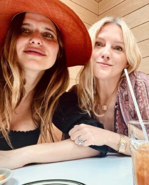 Lake Bell Instagram - Couple of LBs from different angles. No matter which way you slice we are #poundforpound @laurabrown99