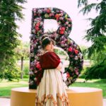 Lala Chus Instagram - 💐💐Queridísimos seguidores, quiero dejar constancia en este hermoso reels, de cómo fue el increíble evento que se realizó en el Real Jardín Botánico de Madrid, con motivo del estreno de la tercera temporada de ‘Los Bridgerton’. El 16 de mayo de mayo tendremos en nuestras pantallas la primera parte, para el gusto y deleite de sus espectadores. Recuerda que puedes visitar y hacerte una foto en el lindo ‘Rincón Selecto’ que se encuentra en el Jardín Botánico de Madrid, hasta junio.🌷🌷🌷🌷🌷 Gracias @netflixes por dejarme cumplir un sueño que no sabía ni que tenía. 🪻🪻🪻🪻🪻🪻 #Bridgerton *PUBLI