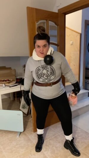 Lala Chus Instagram - ¿Eres un 🐷,Amanda? 
🎃ESE  JAWOLIIIIIINN 🎃
Matilda es de mis pelis favos y la profesora Trunchbull una bicharraca, pero que risa este disfraz💕