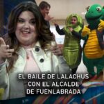 Lala Chus Instagram - Los alcaldes es ponerles una persona que hace chistes al lado y no conocen de cringe. En Fuenlabrada es que se la pela todo, si hay que hacer así 🤙🏻 se hace así 🤙🏻 Por cierto, que tienen MASCOTA y se llama FUENLI. Que se creen Chicago o algo. Grandes. 🫰🏻 @lalachus3 🥒 #laresistencia