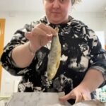 Lala Chus Instagram – No sabía que limpiar una sardina salá iba a ser una de las peores experiencias de mi vida.