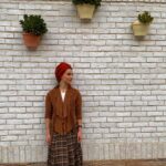Lale Marzban Instagram – هيچ چيز خنده داري در جايي كه بهش خيره شدم وجود نداره،
صرفاً جهت زيباييِ عكس (خيلي بي دليل) و به درخواستِ شخصِ عكاسه😅
تازه يه موش داشت رسماً يه گربه رو مي خورد ولي من خيلي شيك و پُخته لبخند بايد مي زدم. اين وضعِ ماست.
پ ن: اون گلدوني كه بالاي سرمه خيلي شل و وِله ولي دودوتا چارتا كردم گفتم ميارزه.😎😎
#صداقت
#عمق_بيهوده
#تام_جري 
عکس از @sepideh_amd😘