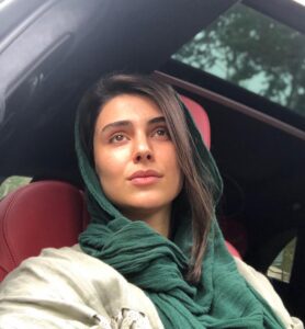Lale Marzban Instagram - روزها از پی هم میگذرند... ادم ها تلخ ترین تاریخ ها رو، رقم میزنند ... نسلی پسِ نسل دیگر میسوزد! بی تفاوت، از کنار هم میگذریم.. بعدها کسی می آید و در پاسخ به چرا ها، حق به جانب شانه بالا می اندازد که اشتباه کردیم!!! من از ان روز میترسم... پ.ن ل.م ‌