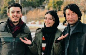 Lale Marzban Instagram - “مهمانخانه ماهِ نو” از امروز در فیلیمو
«مهمانخانه ماه نو» به کارگردانی تاکفومی تسوتسویی و تهیه کنندگی جواد نوروزبیگی

محصول مشترک سینمای ایران و ژاپن

در «مهمانخانه ماهِ نو» مهناز افشار، ماساتوشی ناگاسه، لاله مرزبان، آیاکو کوبایاشی، مریم بوبانی، نسیم ادبی، جواد یحیوی 
و علی شادمان به ایفای نقش پرداخته اند

در #فیلیمو و #نماوا از امشب 
دوست داشتین ببینید😉  منتظر نظراتتون هستم 🌷💕🙏🏻