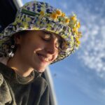 Lale Marzban Instagram - آسمون/من/نرگس/کلاه/پاییز/خنده/بی دلیل
