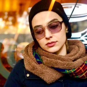 Lale Marzban Instagram - نوری سرم را می شکافد و به زمینِ زیرِ پایم می تابد، نگاهم به مسیرش خیره ست، چشمم را می زند، دودی بودنِ عینک علاج نیست... کار از کار گذشته...
