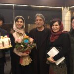 Lale Marzban Instagram - و این طوری شد که تولدمو کنار بهترین ها تقسیم کردم مرسی از تک تک تون بابت سورپرایز جذابتون از خدا میخوام همیشه لحظه هاتون پر از لبخند باشه مرسی که انقدر مهربونید .... بمونید واسم همین طوری ناب پ:ن ببخشید اگه کسی از قلم افتاده . کارگردان گلمون که هست ولی جایه گروه بی نظیرش داخل عکس ها خالی.... توضیحات کار رو تو پست بعدی میزارم . عکس ها زیاده میدونم ولی نتونستم از هیچ کدومشون بگذرم ... عکاس گلمون هم @zmosaffa #فیلم#تولد#لاله_مرزبان