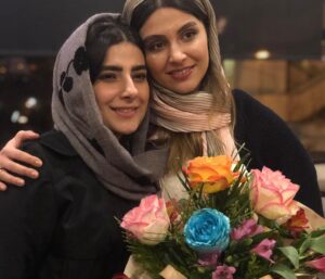 Lale Marzban Instagram - و این طوری شد که تولدمو کنار بهترین ها تقسیم کردم مرسی از تک تک تون بابت سورپرایز جذابتون از خدا میخوام همیشه لحظه هاتون پر از لبخند باشه مرسی که انقدر مهربونید .... بمونید واسم همین طوری ناب 
پ:ن ببخشید اگه کسی از قلم افتاده .
کارگردان گلمون که هست ولی جایه گروه بی نظیرش داخل عکس ها خالی....
توضیحات  کار رو  تو پست بعدی میزارم .
عکس ها زیاده میدونم ولی نتونستم از هیچ کدومشون بگذرم ...
عکاس گلمون هم @zmosaffa 
#فیلم#تولد#لاله_مرزبان