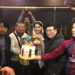 Lale Marzban Instagram - و این طوری شد که تولدمو کنار بهترین ها تقسیم کردم مرسی از تک تک تون بابت سورپرایز جذابتون از خدا میخوام همیشه لحظه هاتون پر از لبخند باشه مرسی که انقدر مهربونید .... بمونید واسم همین طوری ناب پ:ن ببخشید اگه کسی از قلم افتاده . کارگردان گلمون که هست ولی جایه گروه بی نظیرش داخل عکس ها خالی.... توضیحات کار رو تو پست بعدی میزارم . عکس ها زیاده میدونم ولی نتونستم از هیچ کدومشون بگذرم ... عکاس گلمون هم @zmosaffa #فیلم#تولد#لاله_مرزبان