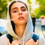 Lale Marzban Instagram - عکس مال‌ِ قبل از کروناست چند وقتیِ دارم از جیب می خورم، عکس جدید مَدید ندارم (اینکه مگه مجبورم پست بذارم هم حرفِ متینیه)، لطفاً باور کنید... تنها داراییه من اعتمادِ شماست (جملات کلیشه ای) به امید روزی که همه مون کوله بر دوش (بدونِ کوله هم می شه البته) بدون هیچ اضطرابی تو خیابونایِ شهرمون قدم بزنیم #شراره_نوری_که_به _صورتم_کشیده_شده