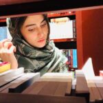 Lale Marzban Instagram - «خدا کند انگورها برسند جهان مست شود ... برای لحظه‌ای تفنگ‌ها یادشان برود دریدن را کاردها یادشان برود بریدن را قلم‌ها «آتش» را «آتش‌بس» بنویسند. ... و تو همچنان که یارت را تنگ می‌بوسی مرا نیز به یاد بیاوری.» #الیاس-علوی