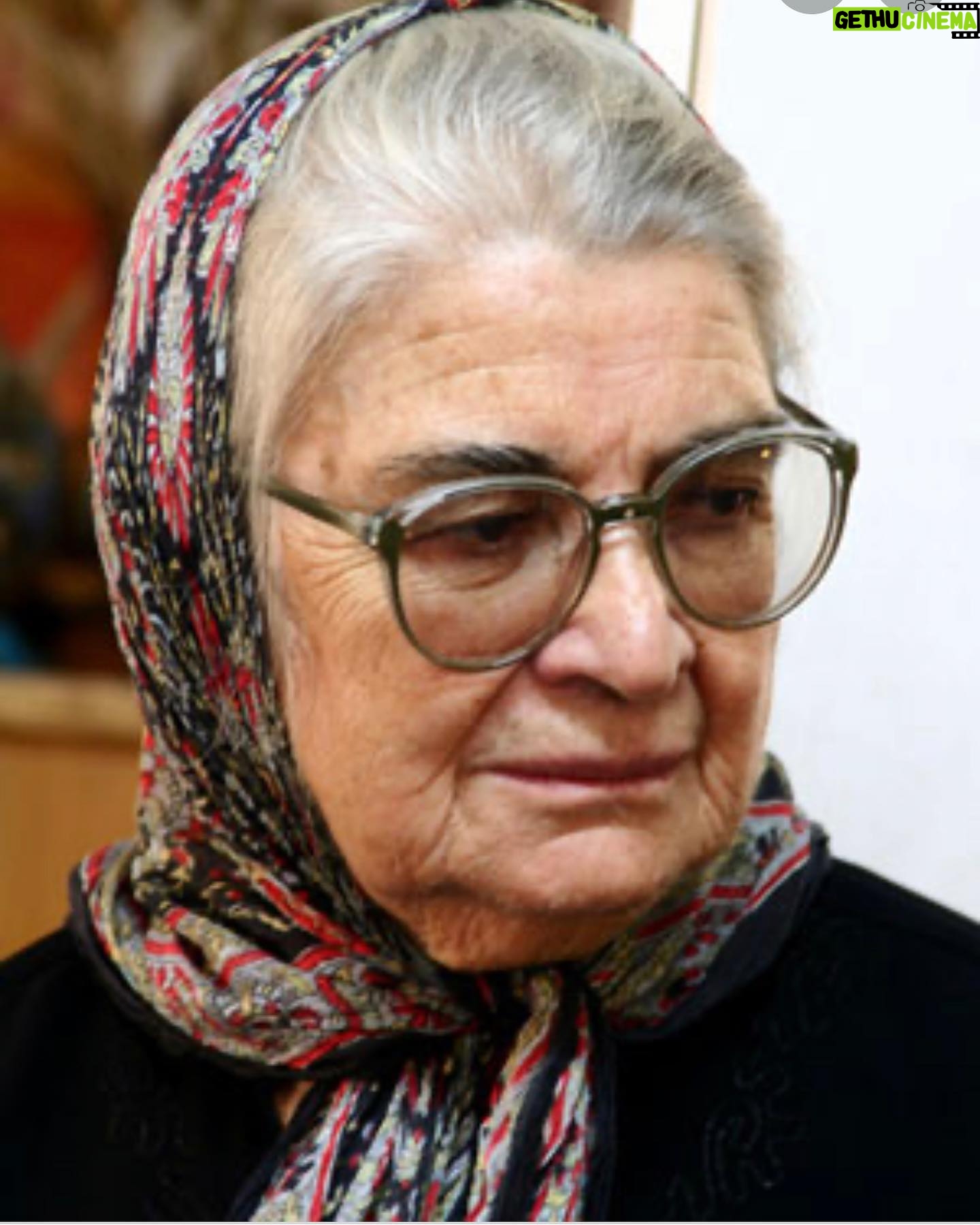 Lale Marzban Instagram - . تورانِ ميرهادي مجمع الجزايرِ ويژگي هايي ست كه در اين زمانه مي تواند منشأ الهامِ بسياري از ما باشد، ولي بخشي از او كه دستِ كم برايِ من نيم روزنه و شكافي به بيرون از اين دنيايِ مِحنت زده باز مي كند و او را از هم نسلانِ خود متمايز كرده، ميلِ به درجا نزدن و اميد است كه در همه ي زندگيِ او جاري ست. لابد آن زمان هم مسائل و مشكلات بسيار بر سرِ راهِ او قرار داشت، ولي توران غُر نزد، بانو توران اتفاقا نه نيمه ي پُر را ديد و نه نيمه ي خالي را، توران به خودش نگاه كرد، به توانايي هايش اتكا كرد. او راه ساده يعني غُر زدن هاي سطحي و بي فايده را از خود دور كرد و آيندگاني نظيرِ من را مدهوشِ مواجهه اش با پيرامونش ساخت.