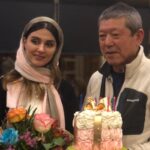 Lale Marzban Instagram - و این طوری شد که تولدمو کنار بهترین ها تقسیم کردم مرسی از تک تک تون بابت سورپرایز جذابتون از خدا میخوام همیشه لحظه هاتون پر از لبخند باشه مرسی که انقدر مهربونید .... بمونید واسم همین طوری ناب پ:ن ببخشید اگه کسی از قلم افتاده . کارگردان گلمون که هست ولی جایه گروه بی نظیرش داخل عکس ها خالی.... توضیحات کار رو تو پست بعدی میزارم . عکس ها زیاده میدونم ولی نتونستم از هیچ کدومشون بگذرم ... عکاس گلمون هم @zmosaffa #فیلم#تولد#لاله_مرزبان