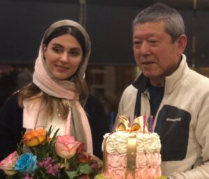 Lale Marzban Instagram - و این طوری شد که تولدمو کنار بهترین ها تقسیم کردم مرسی از تک تک تون بابت سورپرایز جذابتون از خدا میخوام همیشه لحظه هاتون پر از لبخند باشه مرسی که انقدر مهربونید .... بمونید واسم همین طوری ناب 
پ:ن ببخشید اگه کسی از قلم افتاده .
کارگردان گلمون که هست ولی جایه گروه بی نظیرش داخل عکس ها خالی....
توضیحات  کار رو  تو پست بعدی میزارم .
عکس ها زیاده میدونم ولی نتونستم از هیچ کدومشون بگذرم ...
عکاس گلمون هم @zmosaffa 
#فیلم#تولد#لاله_مرزبان