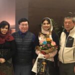 Lale Marzban Instagram - و این طوری شد که تولدمو کنار بهترین ها تقسیم کردم مرسی از تک تک تون بابت سورپرایز جذابتون از خدا میخوام همیشه لحظه هاتون پر از لبخند باشه مرسی که انقدر مهربونید .... بمونید واسم همین طوری ناب پ:ن ببخشید اگه کسی از قلم افتاده . کارگردان گلمون که هست ولی جایه گروه بی نظیرش داخل عکس ها خالی.... توضیحات کار رو تو پست بعدی میزارم . عکس ها زیاده میدونم ولی نتونستم از هیچ کدومشون بگذرم ... عکاس گلمون هم @zmosaffa #فیلم#تولد#لاله_مرزبان