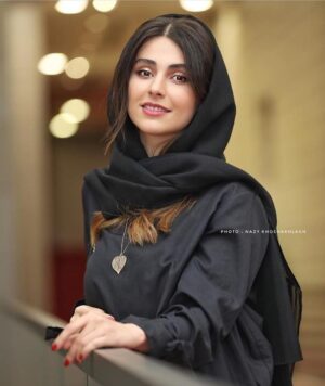 Lale Marzban Instagram - اکران فیلم (مهمان خانه ی ماه نو ) در پردیس چارسو.
@nazy_kh  عکس از. 
#جشنواره_جهانی_فیلم_فجر
