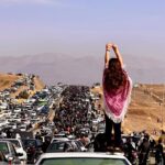 Lale Marzban Instagram – برای چهل روز نبودن ات مهسا جانم
برای این دردی که در سینه ی ما به یادگار گذاشتی،
ما هیچ کدوم دیگه آدم های قبل نمی شیم 
نبودن ات این بار با همه ی نبودن ها فرق میکنه، انگار دیگه صبرمون لبریز شده از این همه نفس هایی که دیگه کشیده نمیشه 
برای این همه قلبی که دیگه نمیتپه
برای این همه نا امیدی و …
 برای این همه خواسته‌های کوچک که با بزرگ ترین پُتک ها جواب داده شد 
برای زن زندگی آزادی