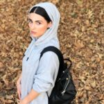Lale Marzban Instagram - تن زخمیِ آوارِ برگم، پاییزی ام پاییزی ام، هم فصلِ مرگم... #پاییز