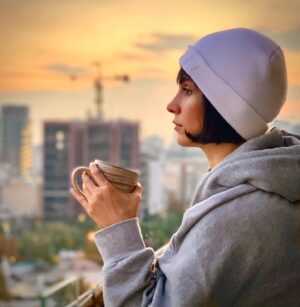 Lale Marzban Instagram - با فنجانی چای هم می توان مست شد. اگر اویی که باید باشد، باشد
از: حسین پناهی